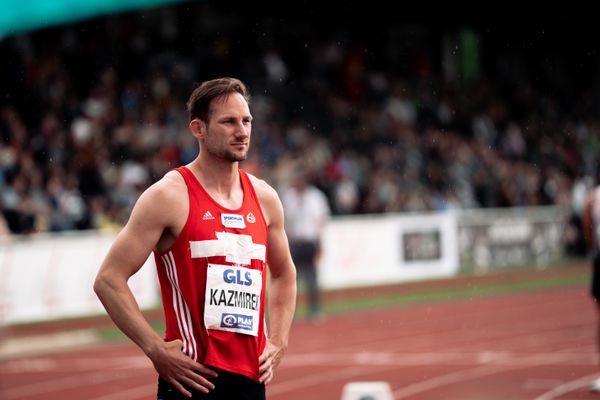 Kai Kazmirek (LG Rhein-Wied) vor dem 400m Start am 07.05.2022 beim Stadtwerke Ratingen Mehrkampf-Meeting 2022 in Ratingen